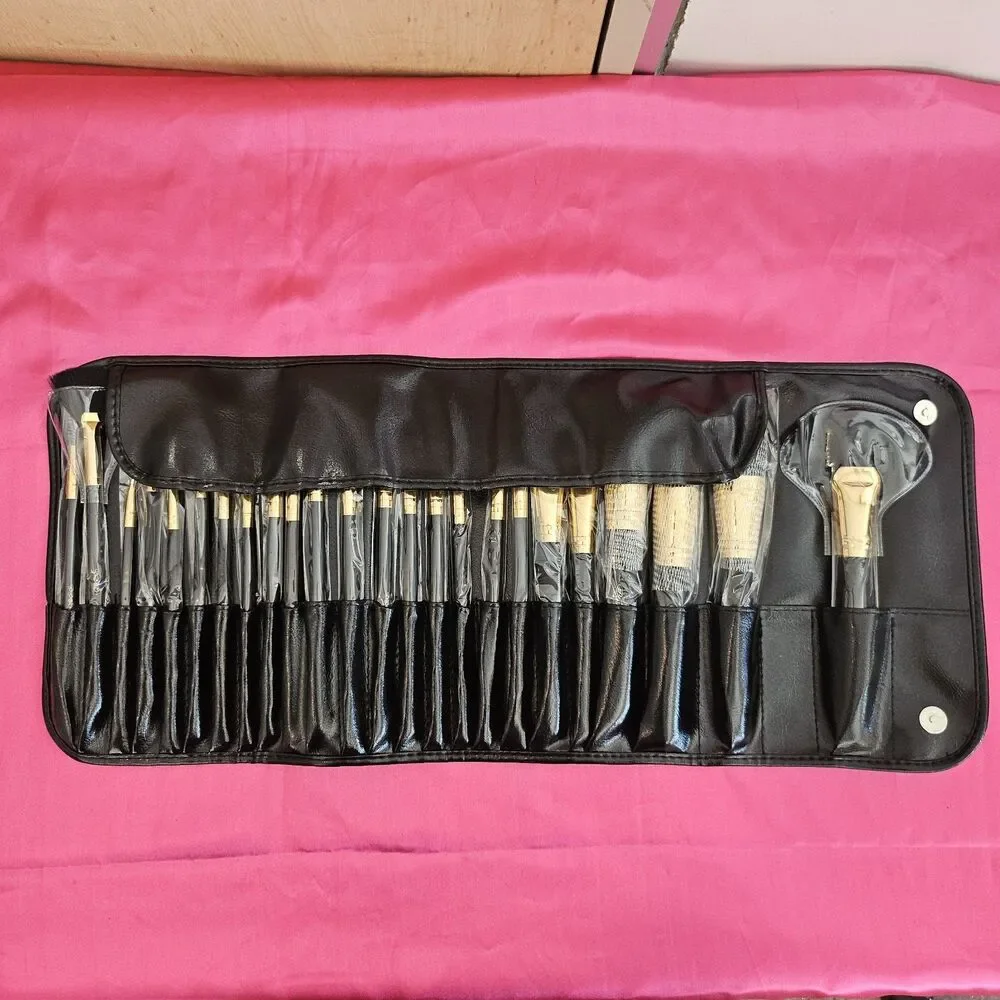 New B.B.W. Cosmetics 24 Piece Makeup Brush Set Travel Carrying Case Black/Gold